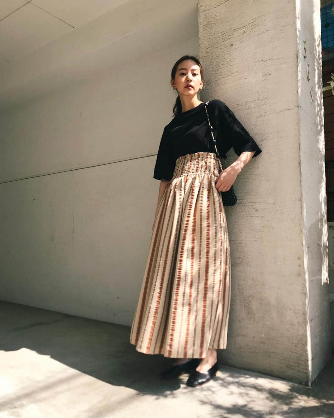 Shiho Sasakiのインスタグラム：「明日3/15より @sheltterwebstore にて Capsule Collectionが発売開始✨ 落ち着いたカラーリングが印象的なサッカーストライプは表面感のある素材がとっても素敵💚 ちょっといつもより大人ぽいコーデ☝️ 春服も徐々にリアルな気温になってきて嬉しいな💭 #MOUSSY#MOUSSYSNAP#CapsuleCollection」