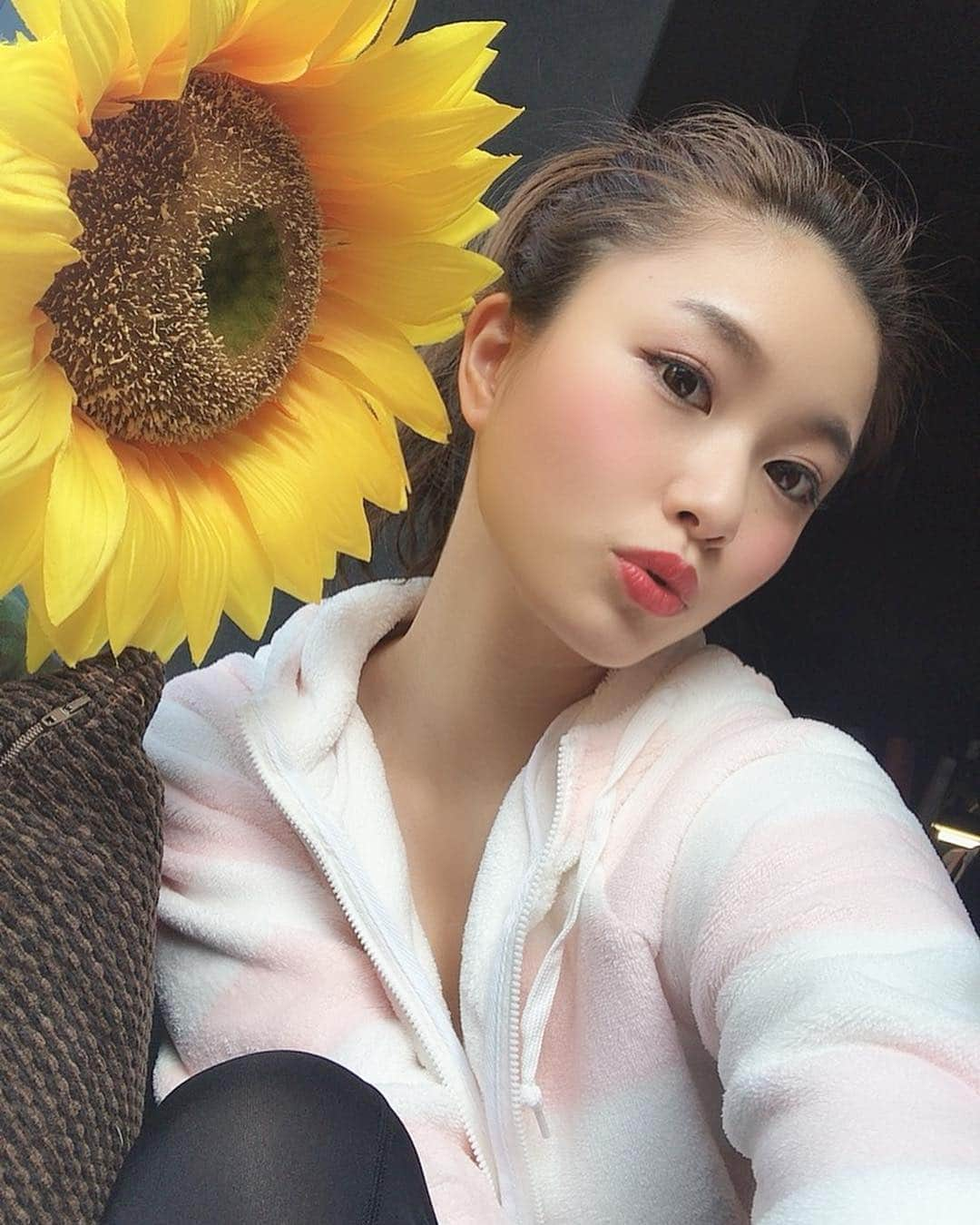 八軒あやねさんのインスタグラム写真 - (八軒あやねInstagram)「モコモコのルームウェアも撮影したよ👚🧦💗 スタジオにあった大っきいヒマワリと🌻  #撮影 #shooting #セルフィー #自撮り #笑顔 #えくぼ #モコモコ #ルームウェア #モデル #関西モデル #smile #ひまわり #ヒマワリ #モコモコパジャマ #やる気スタジオ #op #rusty」3月14日 19時40分 - ayagram_8_