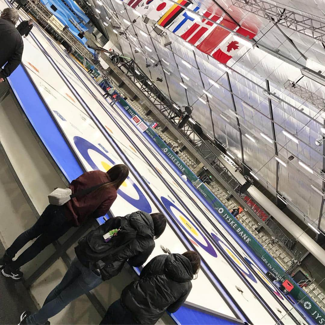 北澤育恵のインスタグラム：「🇩🇰 #worldcurlingchampionship #curling #まさしトレーナー #うざわさん #まさごん」