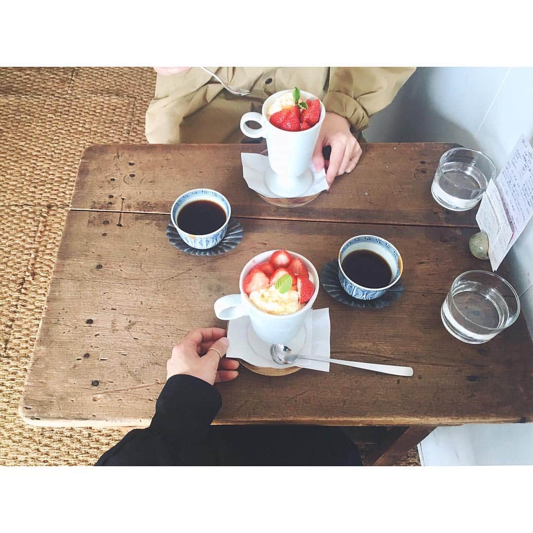 ito no otoさんのインスタグラム写真 - (ito no otoInstagram)「𓆇 念願の苺のパフェ♩ .. 珈琲はいつも色々な種類のものを 頼むようにしているんですが 毎回わくわく。 本当にハズレなしです。 . . . #小西珈琲#konishikoffee」3月14日 19時41分 - ito_no_oto