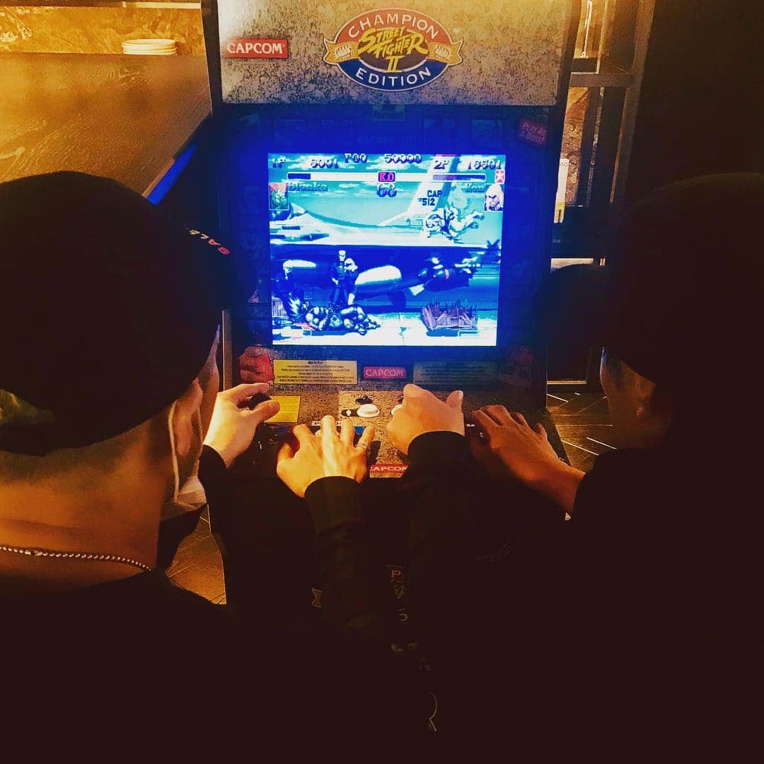 のインスタグラム：「ミーティング終わりでレジェンドゲーム✨ STREET FIGHTER Ⅱでキラとテンション上がっちゃいました(^^) #specialthanks #charismakantaro」