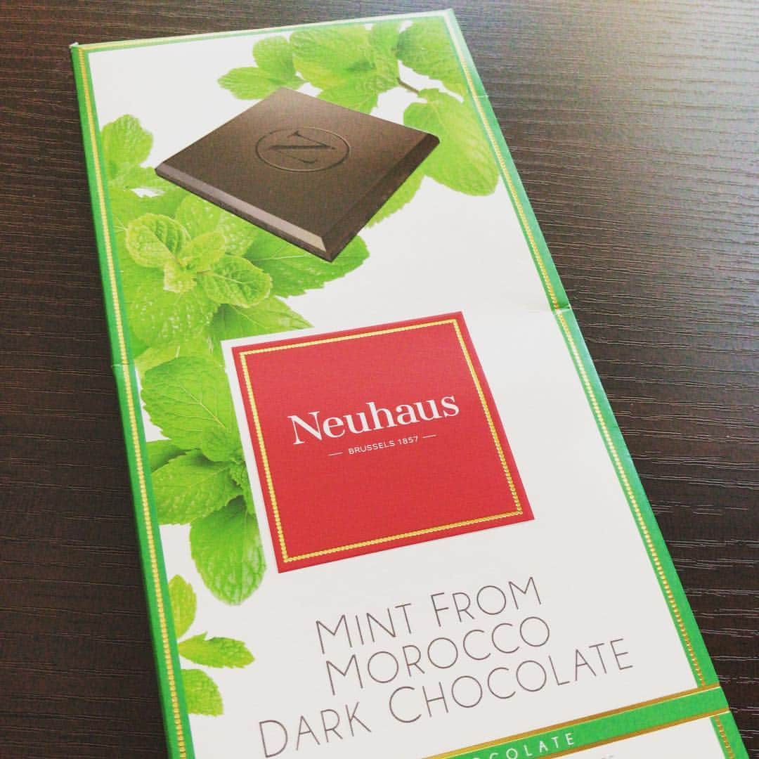 加藤千恵のインスタグラム：「いただきものおやつ。ベルギー土産。ありがたいー！ チョコが甘すぎず、しっかりミントで嬉しい。1日1かけらくらいで少しずつ食べていくつもりが、1かけらでは止まらず、予定よりずっと早くなくなってしまった。。。」