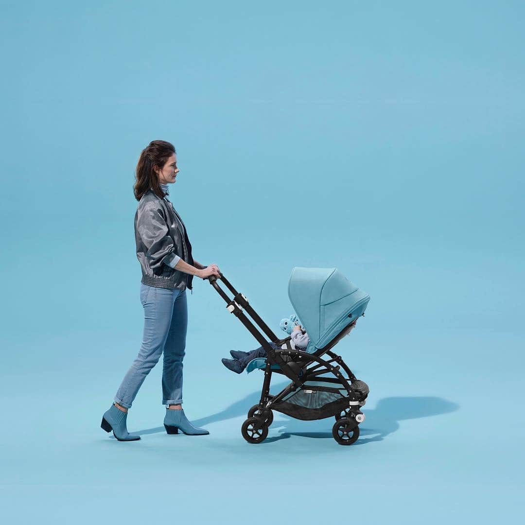 blossom39_officialのインスタグラム：「. 発売から大変ご好評いたいだいております bugaboo bee5 《TRACK collection》 . 日本で購入できるのはblossom39だけ！！数量限定となります！ . 下記店舗でノベルティフェアも開催！！ 期間中はこちらのサンプルも実際にご覧いただけます！ ＊代官山店:3/1〜3/17 ＊松坂屋名古屋店:3/1〜3/31 ＊大丸神戸店:3/21〜3/31 ＊HINKA RINKA銀座店:3/20〜3/31 ＊東武池袋店:4/4〜4/17 . 柔らかいライトペトロールブルーで、カジュアルかつ品の良いスタイリッシュな1台になっています。 通常タイプには無いキャノピー部分のメッシュ窓は、お子様の様子を確認しやすくなるだけでなく、通気性が向上。 . すでにbee5本体をお持ちの方はスタイルセットをご購入いただければ着せ替えが可能！ フットマフも、トラックコレクションのデザインが同時発売です！ . #bugaboo#バガブー#bugabootrack#バガブートラック#bee5track#ビー5トラック #trackcollection #bee5#ビー5#ベビーカー#バギー#blossom39#ブロッサム39#赤ちゃんのいる生活 #限定 #数量限定」