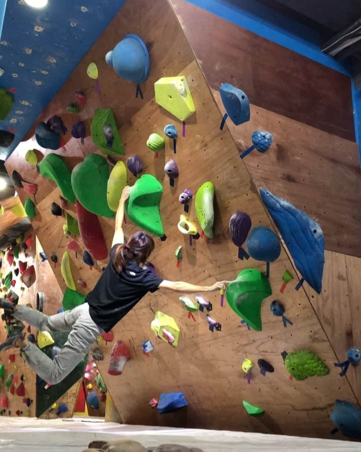 ホン・イン・リーのインスタグラム：「賣高了🤫  #bouldering #taiwanclimbing」