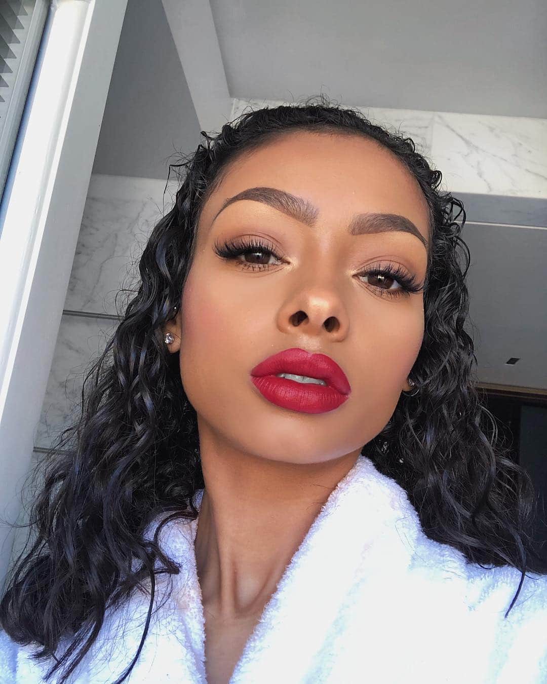 ジェイデ・ピアスのインスタグラム：「Up close and personal... @gsunique individual lashes (I only go to her for my lashes because she does them just how I like it!) @benefitcosmeticsuk precisely my brow pencil, brow zings, gimmie brow (all in shade 4) on the brows. @lauramercier flawless lumiere radiance- perfecting foundation in ‘chai’ on the face.  @lauramercier velour extreme matte lipstick in ‘control’ on the lips 💋  #gifted」