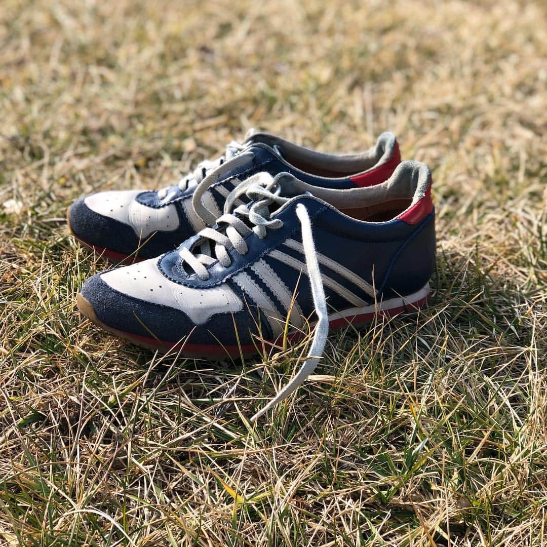 のインスタグラム：「Back to the 80s – mit dem #ZEHA #Berlin #MARATHON  In our Shops in Berlin and on line 👟  Die Achtzigerjahre in Hohenleuben: Nach der Verstaatlichung der #CarlHäßner Schuhfabrik entstehen die ZEHA #Turnschuhe seit 1972 im „VEB Spezialsportschuhe Hohenleuben“. Das Besondere: Eine »Zentrale Forschungs- und Entwicklungsstelle für #Sportschuhwerk« bietet zusätzlichen Raum für #Innovation – der natürlich nicht ungenutzt bleibt!  So kommt im Jahr #1983 der Marathon auf den Markt und macht ZEHA als #Olympiaausstatter alle Ehre. Denn sein Name hält, was er verspricht: Mit seiner leichten Sohle und dem funktionellen Design ist er perfekt für lange Strecken – ein echter Laufschuh eben!  #sneakershoes #sneakerslovers #nature #summer #summeroutfit」