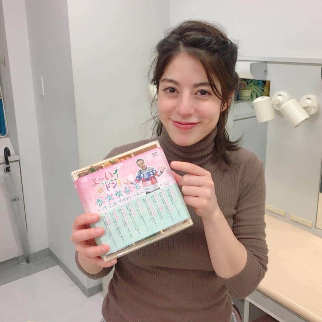 薄田ジュリアさんのインスタグラム写真 - (薄田ジュリアInstagram)「☑︎ 今日も食べるお仕事(ﾟ∀ﾟ)笑  お腹いっぱい幸せいっぱい♡笑  #カンテレグルメ大博覧会 #よーいどん弁当 #極特上親子丼 #ぎょうざ歩兵 #アナウンサー考案スイーツ  振り返ると結構食べてる(ﾟ∀ﾟ)笑 ダイエットは明日から♡えへ .」3月14日 19時50分 - julia_usuda
