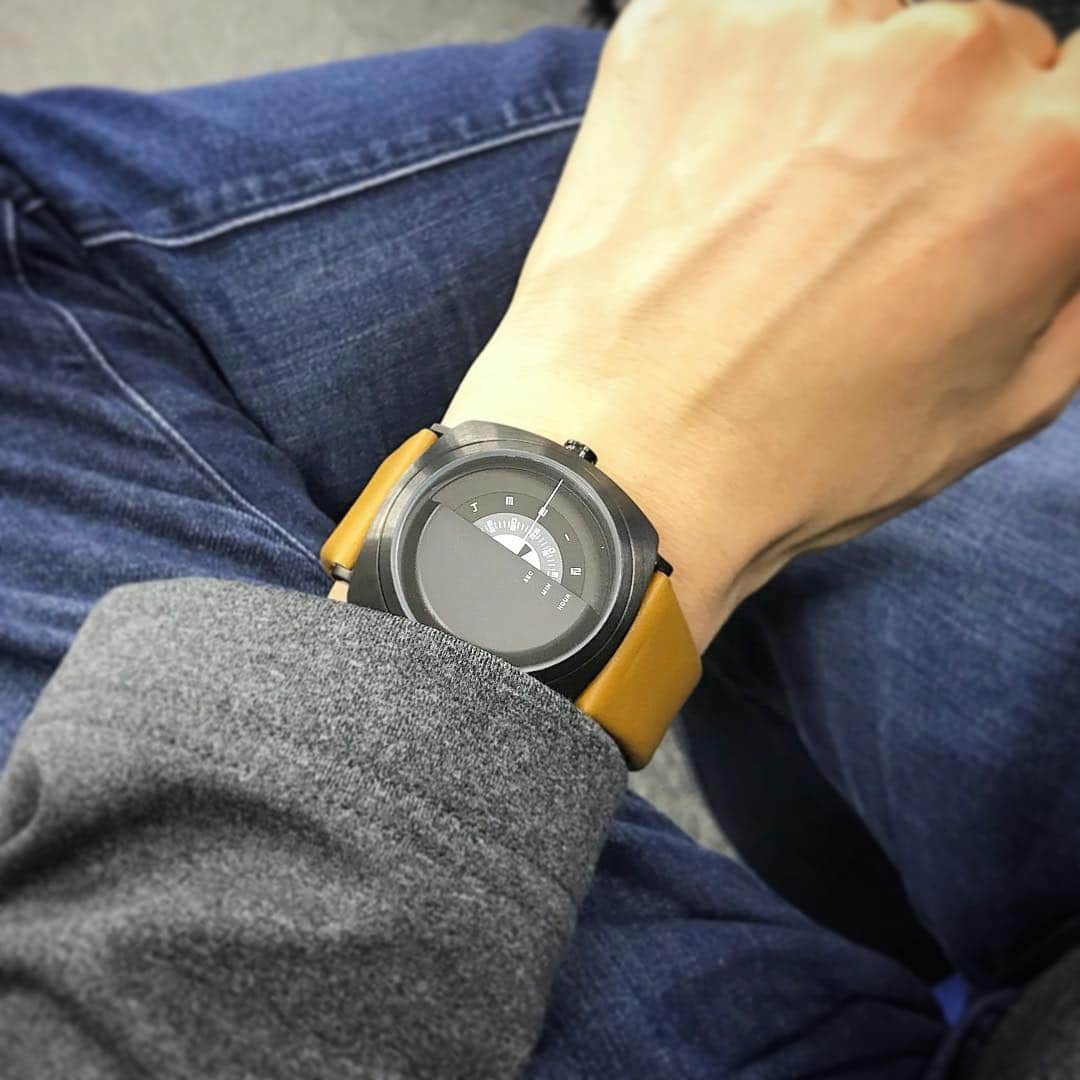 TACS Japanさんのインスタグラム写真 - (TACS JapanInstagram)「. 時には斬新なデザインがあっても良いかも😅 ⌚️3層ディスクのマスクプレイヤー . . . ⌚️MASK PLAYER ダイヤルの半分をマスクで隠し、時、分、秒を示す3層のディスクが回転し時刻を示す新しい世界観のモデル。 . . . Unique is Simple. . . . @tacsjapan  #maskplayer #マスクプレイヤー #tacs #タックス #tacsjapan #uniqueissimple #プロダクトデザイン #ファッション好き #ファッションスタイル #今日の1枚 #ファッション部 #ファッションスナップ #デザイン好き #カジュアルスタイル #カジュアルアレンジ #カジュアルフォト #オトナカジュアル #ファッションスタイル #オトナカジュアル #カジュアルコーデ #斬新 #デザインウォッチ #カジュアルウォッチ #ギミック #珍しい #時計好き #時計が好き #時計オヤジ #ig_japan #ig_tokyo #r_fashion #r_fashion_amb」3月14日 20時01分 - tacsjapan