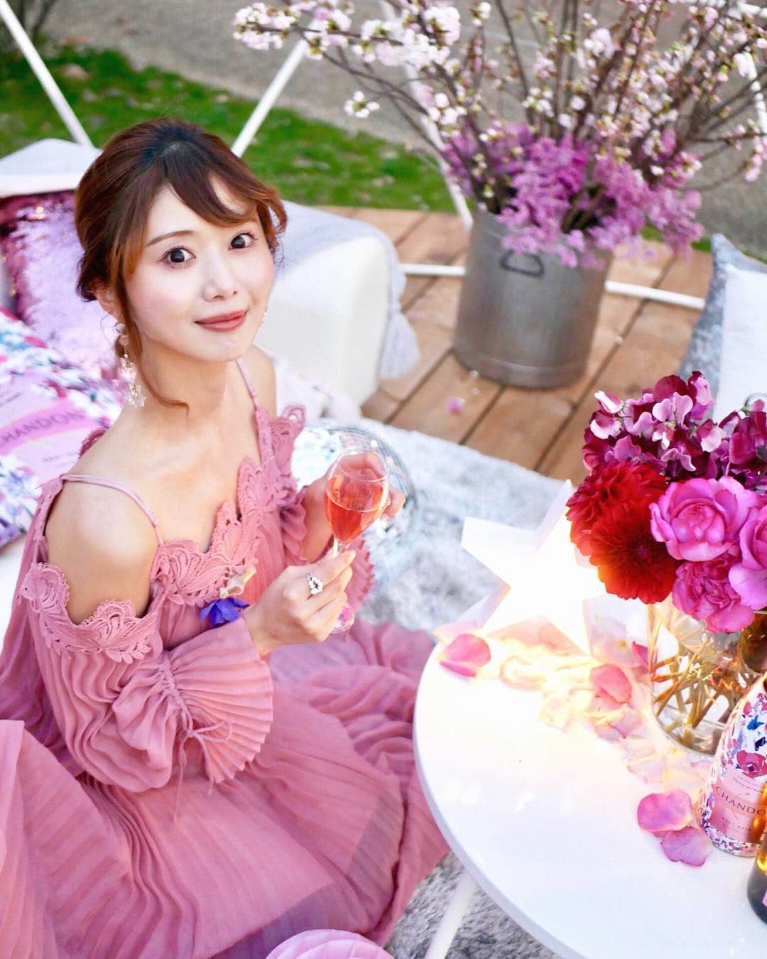のインスタグラム：「🌸CHANDON BLOSSOM LOUNGE Opening Ceremony🌸  ただいま東京🗼 六本木の東京ミッドタウンガーデンで 3月15日～4月14日の期間限定で開催されるシャンドンのラウンジオープニングセレモニーに参加してきました💖 日本の花である桜と 春の風を楽しみながら ピンクのシャンパンを飲めます🥂 . . .  #お花見シャンドン #OHANAMICHANDON #Champagne #シャンパン #お花見 #桜 #sakura」