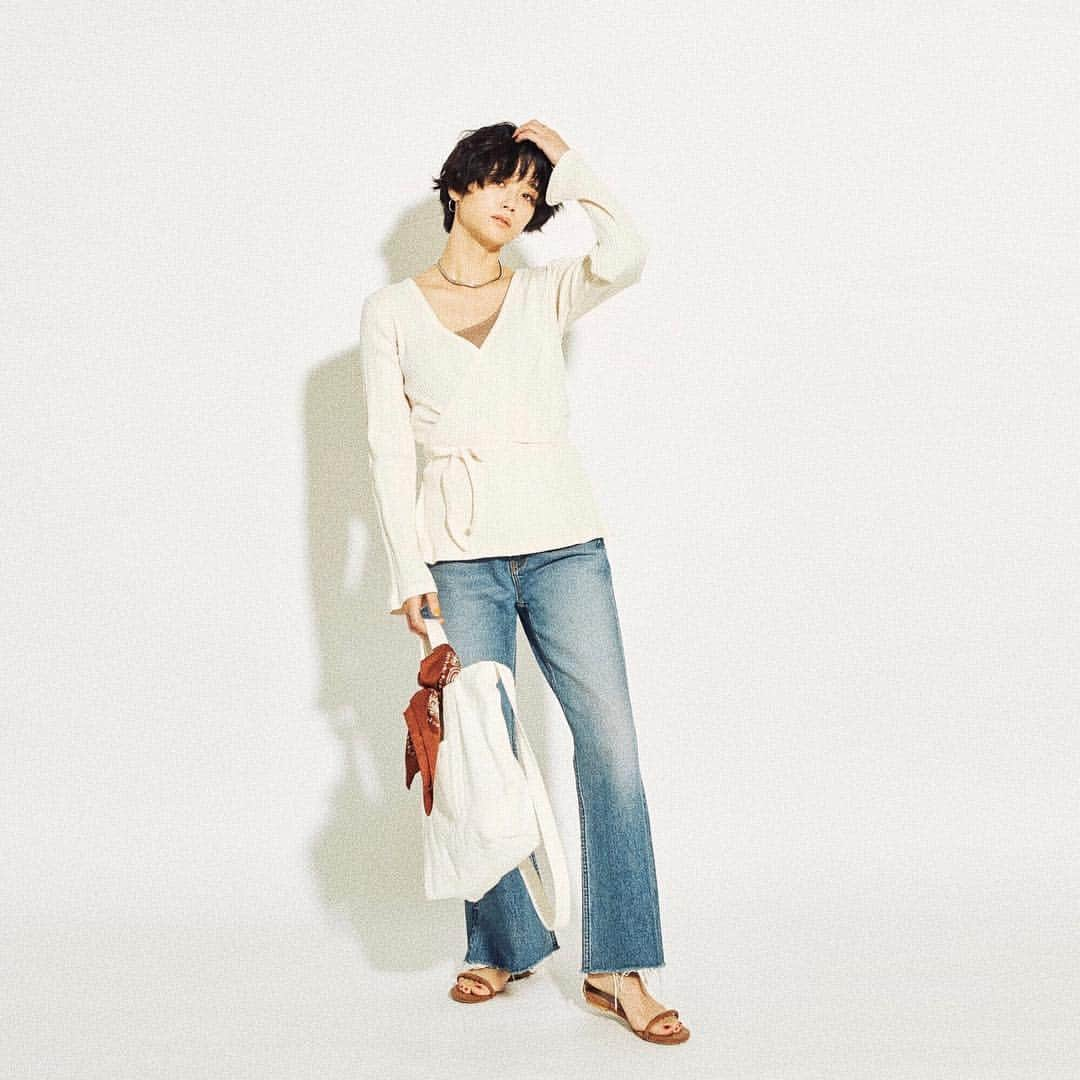 Ungridさんのインスタグラム写真 - (UngridInstagram)「. RUNWAY channel ーSpring Coordinateー #お花見 カジュアルにデコルテを魅せて。 女らしさを忘れない。 . #テレコカシュクールロングスリーブTee オフホワイト/ブラック/ベージュ ¥6,372(tax in) . #スリットフレアデニム 24/25/26インチ ¥17,280(tax in) . 🛒アイテム詳細は画像をタップ👆 @ungrid_official . #Ungrid #ungrid_official」3月14日 20時04分 - ungrid_official