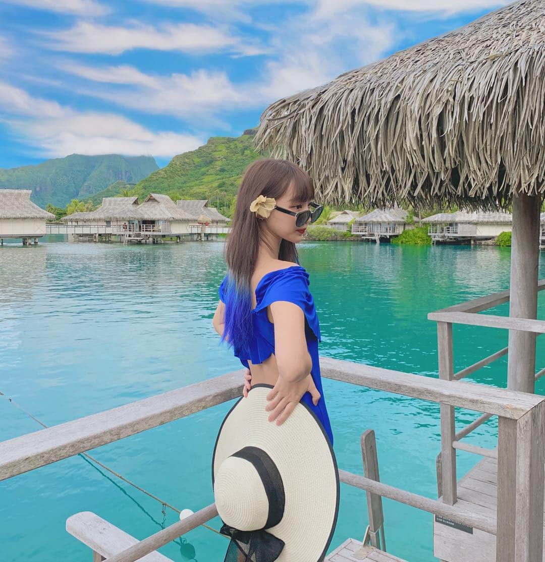 のインスタグラム：「. 水上バンガロー🌞🌴 タイの時はホテルルームからすぐに プールだったけど、今回はすぐに海、最高😭 隣でずっとイルカたちが泳いでるのも最高なんです🐬 . . . .  #LoveTahiti#TheIslandsofTahiti#ICMoorea #モーレア島#タヒチ #カンダトラベル」