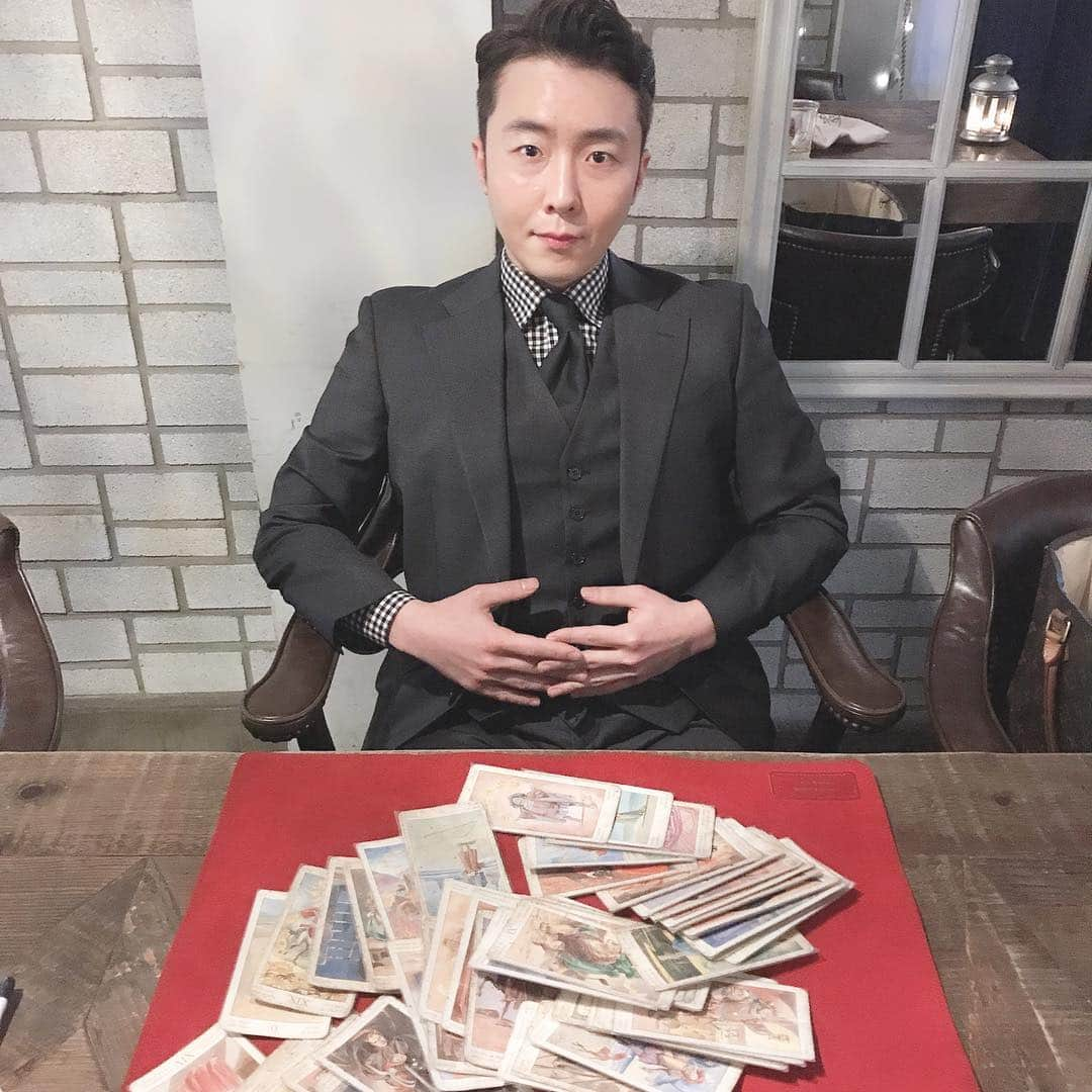 コン・テユさんのインスタグラム写真 - (コン・テユInstagram)「오늘은 한국최고의 타로마스터동생이 오랜만에 보자고 해서 차 한잔하면서 저의 올해2019년에 운세를  봐줬어요.  잊어버리지 말라고 요약을 적어주는 센쓰~~👍 저의 결과가 궁금하시면 스토리에서  ㅋㅋㅋ  今日は韓国最高のタロットマスターイ・サンウッ君が久々に会おうと連絡があり、お茶しながら僕の2019年の運勢を見てもらいました。 キーポントをカードに書いて貰えるセンスまで👍 結果が気になる方は ライブを残しておきますので。 もしよかったら。  #타로 #タロット #占い #タロットマスター #타로마스터 #韓国 #ソウル」3月14日 20時06分 - teyu_