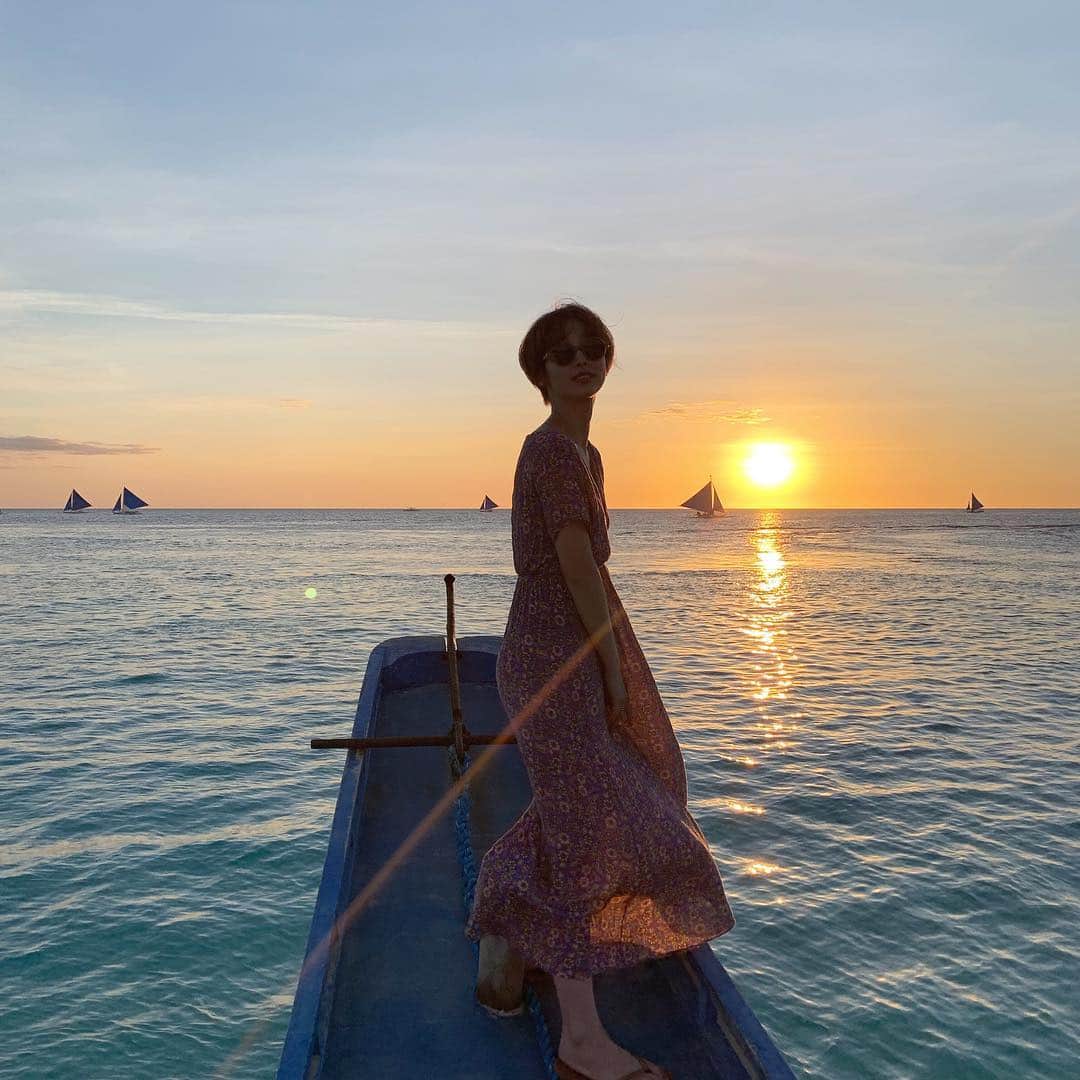 のインスタグラム：「. ボラカイで1番感動したサンセット⛵️ . こんなキレイなサンセット見たことない🥺 日が落ちるに連れてどんどん変わっていく 景色や色が素敵すぎてずーーといたかった。 . ボラカイ行ったら絶対絶対見てほしいです🇵🇭 私たちはホワイトビーチで見ました♡ . Discovery Shores Boracayの ルーフトップバーにはプールもあってそこから 見たサンセットもとーってもキレイでした🍸 . #ik_travel#ik_philippine#flytomorefun#cebtravelsquadjapan#whitebeach#sunsetbeach#sunset#philippines#philippine#boracayisland#boracaytrip#boracay#beach#sea#trip#travel#もっと楽しいフィリピン#フィリピンファンセール#ボラカイ島#ボラカイ#ホワイトビーチ#サンセットビーチ#サンセット#フィリピン旅行#ボラカイ旅行#フィリピン#女子旅」