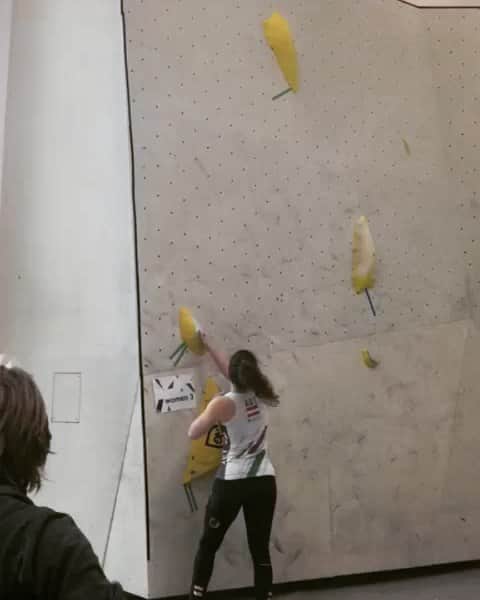 ハンナ・シューベルトのインスタグラム：「It doesn't happen a lot that I flash a slab (no matter how easy it is) so I was pretty happy with this one at last weekend's comp simulation😅💪🙈 Because it still took me quite a while I had to speed up the video a little bit😂」