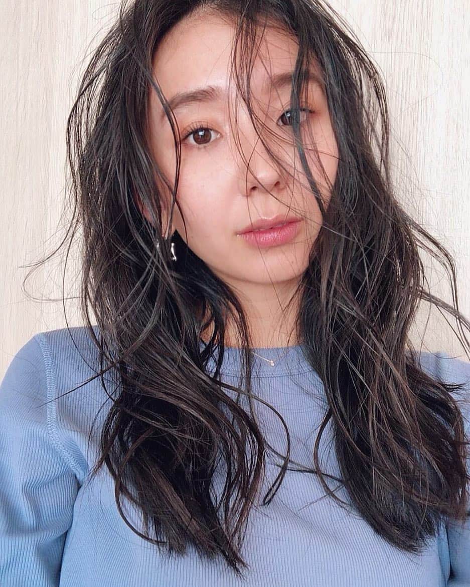 のインスタグラム：「撮影でRYOさんにヘアメイクしてもらった🐶 . 久しぶりに下地から全部してもらってうきうき🌸 自分だと髪の毛こんな風にできない😂😂😂 . . . . . #shooting#hairmake#makeup#longhair#撮影#ヘアメイク#メイクアップ#黒髪ロング」