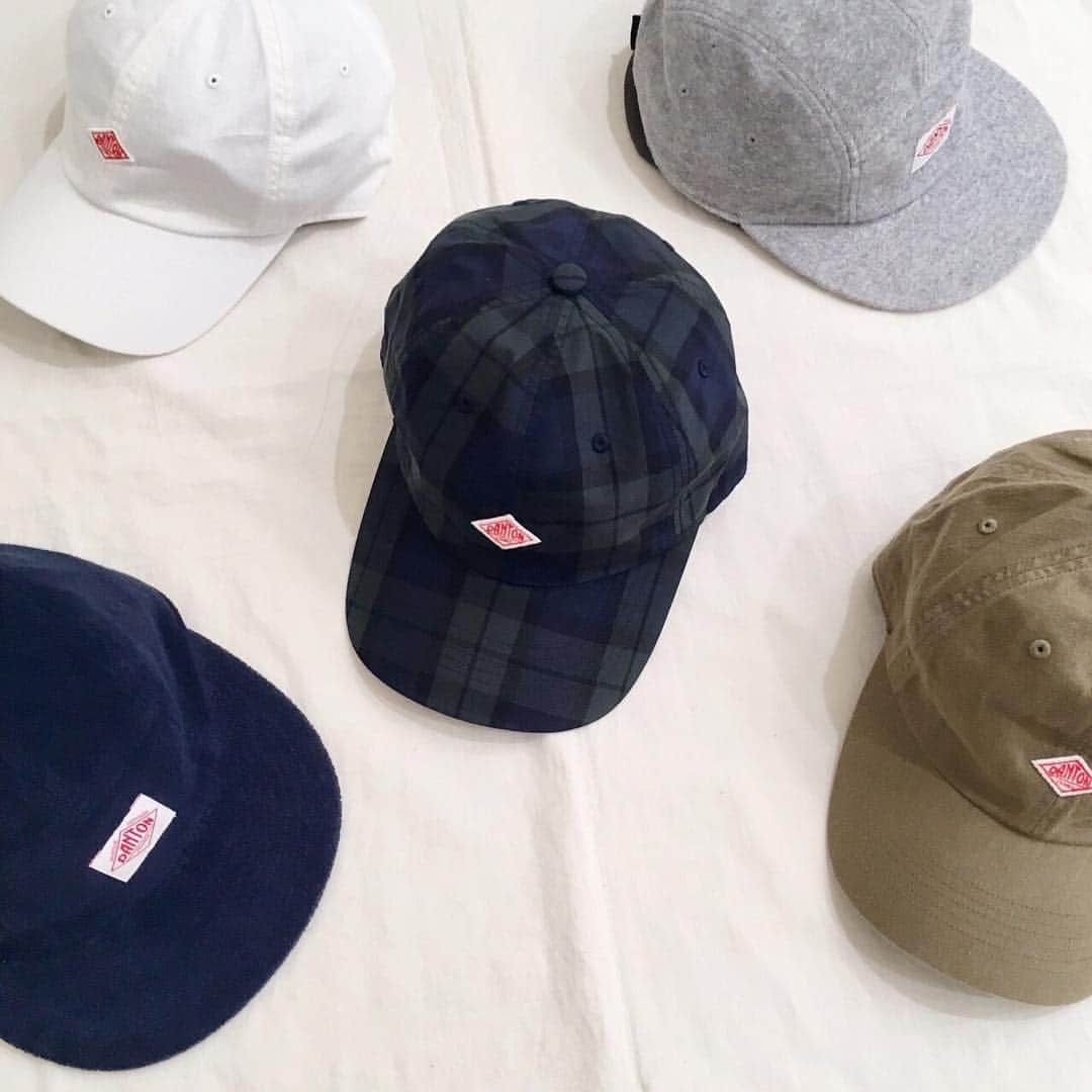 のインスタグラム：「⚪︎ 今シーズンはあのDANTONのキャップが入荷してます❣️ ・ セレクトショップで人気のDANTONですが さらっと合わせやすく 男女ともにおすすめです👫 ・ DANTON PILE JET CAP ¥5800＋tax DANTON C/L 6P CAP ¥5800＋tax DANTON CHECK 6P CAP ¥5300＋tax (チェック柄はフクオカ、センダイ店のみ入荷) ・ ・ #カオリノモリ #kaorinomori #DANTON #ダントン #キャップ #ワンポイント #きれいめカジュアル #FUDGE #cluel #cap」