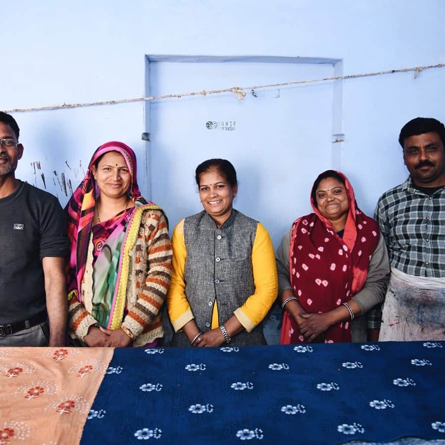 のインスタグラム：「From India, with love. These are the incredible makers behind our new artisan-made collection, including the women of #projecthrive, a collective of at-risk women in Delhi. They block printed the incredible fabric in front of them by hand and constructed each bag. No two totes are completely alike, and the story is one you can be proud to carry. ✨ Learn more in our story today and on the blog.」
