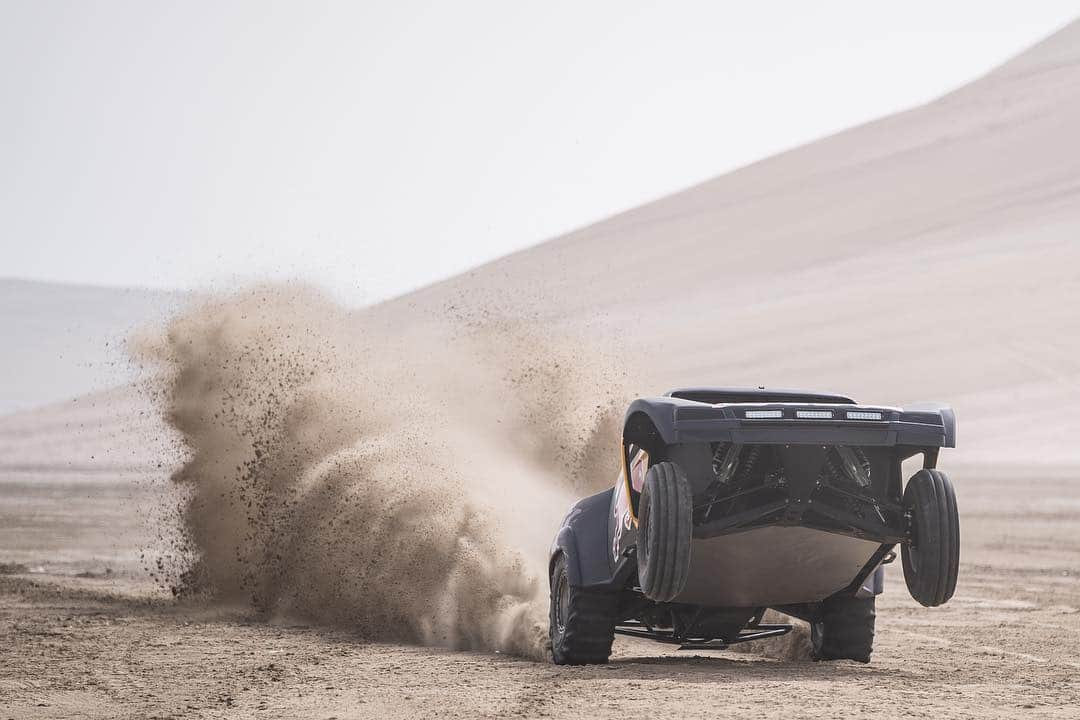 レプソル・ホンダさんのインスタグラム写真 - (レプソル・ホンダInstagram)「#tbt to #99dunes where @jorgelorenzo99 learned four wheels can wheelie too 🚙 ⠀⠀⠀⠀⠀⠀⠀⠀⠀ Head to our IGTV to see the full video ⠀⠀⠀⠀⠀⠀⠀⠀⠀ #ThrowbackThursday #QatarGP #JL99😈 #25RepsolHonda #Repsol #MotoGP #Honda #Racing #RepsolHonda #HRC #RC213V #JL99 #JorgeLorenzo #ThePowerOfDreams #Motorcycle #Qatar #2019 #RoundOne」3月14日 20時14分 - hrc_motogp