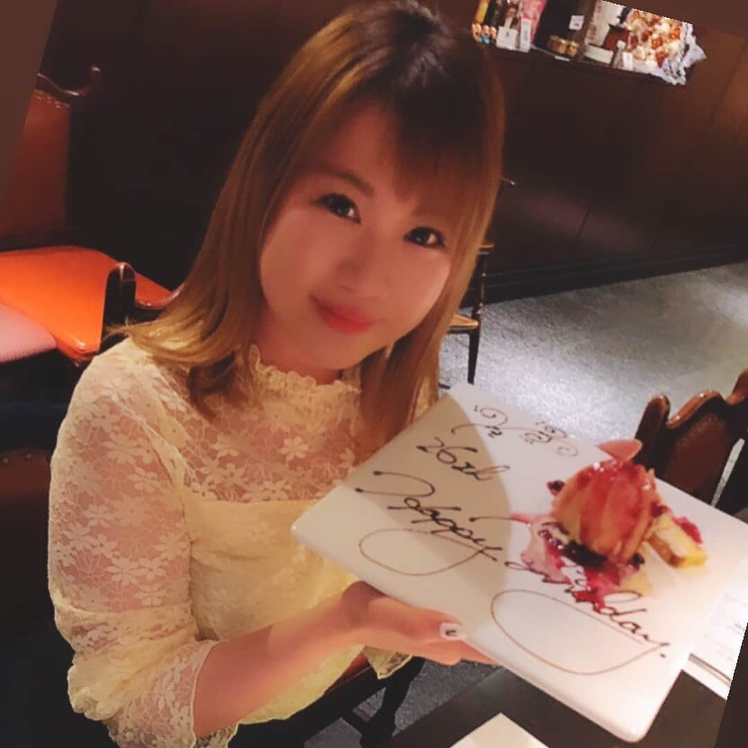 山本美優さんのインスタグラム写真 - (山本美優Instagram)「2019.03.12 27歳の誕生日を迎えました♡ . たくさんのおめでとうをありがとうございます🥺 . 27歳〜色気が増す。だと勝手に思っていたので今後が楽しみです w . アラサー舐めんなよ🤪w . 食べるのに必死で写真は3枚のみ w . . #birthday #happy #present #27th #cake #princess #thankyou #happiness  #誕生日 #鉄板焼き #ステーキ #ヒウチ刺身 #神戸牛 #アラサー #おばさん #27歳 #色気 ほしい #ケーキ は #プリンセス ふわちゃん #ひょっこり 美味しい口してる」3月14日 20時16分 - fuwata118926