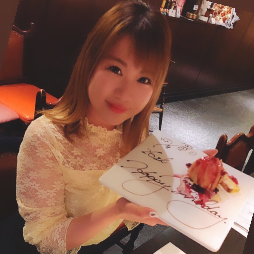 山本美優のインスタグラム：「2019.03.12 27歳の誕生日を迎えました♡ . たくさんのおめでとうをありがとうございます🥺 . 27歳〜色気が増す。だと勝手に思っていたので今後が楽しみです w . アラサー舐めんなよ🤪w . 食べるのに必死で写真は3枚のみ w . . #birthday #happy #present #27th #cake #princess #thankyou #happiness  #誕生日 #鉄板焼き #ステーキ #ヒウチ刺身 #神戸牛 #アラサー #おばさん #27歳 #色気 ほしい #ケーキ は #プリンセス ふわちゃん #ひょっこり 美味しい口してる」