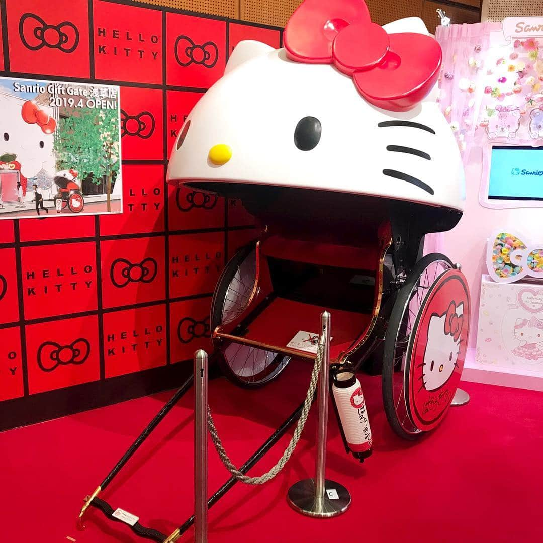 うちやえゆかさんのインスタグラム写真 - (うちやえゆかInstagram)「サンリオさんの #SANRIOEXPO2019 へ榎本温子ちゃんと伺ってきました！ 今年45周年の #ハローキティちゃん 。 浅草には新しくショップがオープンし、人力車も走るようです！ 長く愛され続けているキティちゃんをはじめ、マイメロディにキキ&ララに、ぐでたまに。。。「可愛い」があふれてました✨ そして4月から #マイメロディ ちゃんの「マイメロセラピー」という番組もスタート。とっても気になるぅ♫  #サンリオ #SANRIO #人力車 #可愛い #欲しい #譜面台 #DEN-O」3月14日 20時17分 - yukauchiyae