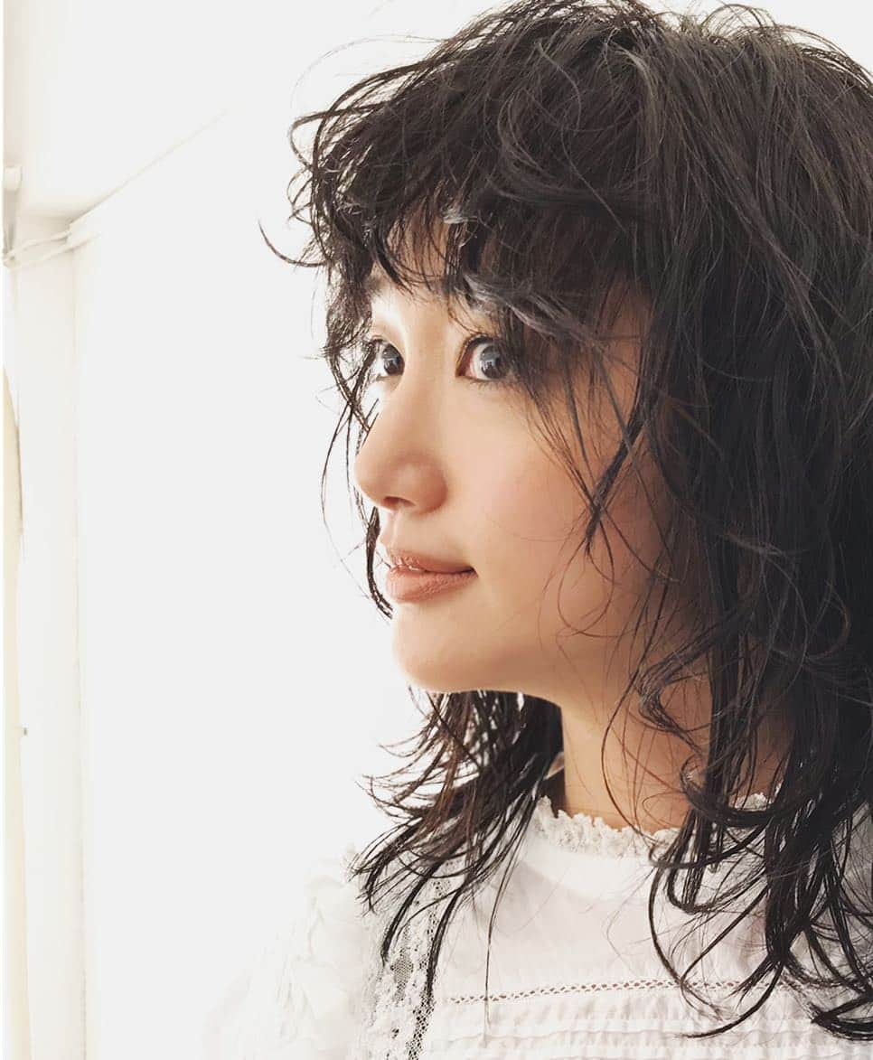 入山法子さんのインスタグラム写真 - (入山法子Instagram)「TAKAHASHI HAIR&SPAさんで、カラーとトリートメントしていただきました🐻💫 頭皮への刺激と、毛先へのダメージが少ない、オーガニックカラーをお願いしています。 なんと8色も混ぜて作ってくださっているそうな…😳❗️地毛に近い、絶妙なダークブラウンで気に入っております。  今日の撮影にて。 前髪くるんくるんにしてもらいました〜🎶 #takahashihairandspa #organiccolor」3月14日 20時27分 - iriyamanoriko_official