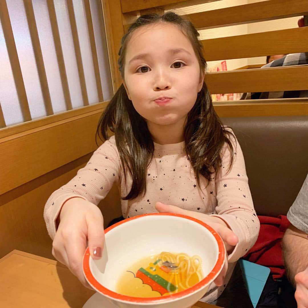 バイリンガル3兄妹のインスタグラム：「「おかわりください♡」 ・ ・ ・ しゃぶしゃぶは エマの大好物3位らしいよ♡ ・ ・ ・ 2枚目の狙ってる顔ね😂😂 ・ ・ ・ #えまち #7歳  #しゃぶしゃぶ #バイリンガル3兄妹」