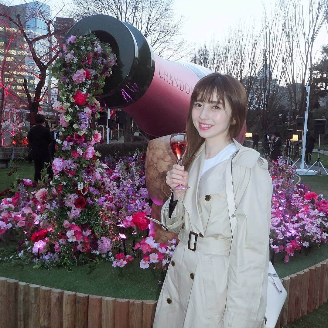 のインスタグラム：「こんばんは♡ 今日は一足お先にお花見...♡♡♡ 六本木の東京ミッドタウンガーデンで、 3月15日～4月14日の期間限定で開催するCHANDON BLOSSOM LOUNGE のオープニングセレモニーに参加させていただきました♡♡♡ ・ ・  ガリバーの世界で ピンクで可愛かった♡♡♡ ・  ボトルの底は万華鏡のようなインスタレーションになっていてすごく綺麗だったよ♡♡♡ ・  リッツカールトンの限定フードもおいしくて またゆっくりいきたいな♡♡♡ ・  他にも可愛いフォトスポットもあったよ♡ みなさんもぜひ行ってみてくださいね♡ ・ ・ ・  #お花見シャンドン #OHANAMICHANDON #シャンドン #東京ミッドタウン #六本木 #お花見 #桜」