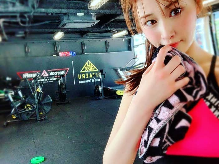 横町ももこさんのインスタグラム写真 - (横町ももこInstagram)「. ずっと行ってみたかったcrossfitでトレーニング🏃‍♀️💨 . アスリート並みのメニューを時間内にこなさなければいけないという超スパルタなトレーニングでついていくのに精一杯😩💦 . ペアで優しいお姉様方と頑張ったからメニューやりきった後の達成感を分かち合えてすごく楽しかった😄✨ . どんなに辛いトレーニングでも終わった後の爽快感がたまらないから頑張れるのよね💪✨ . ananでステキなマッスルを披露されていたトレーナーのナオヤさん(@na0ya.a )ありがとうございました😊✨ . #workout#crossfit#kitaeru#toranomon#クロスフィット#虎ノ門#reebok#リーボック#AYA さん#training#fitness#パーソナルトレーニング#personaltraining#マンツーマン#bodymake #筋トレ女子#トレ女 #脂肪燃焼#diet#ダイエット#痩せる#痩せたい#引き締め#筋トレ#body#有酸素運動#筋肉痛 #美ボディ#fitgirl#腹筋女子」3月14日 20時26分 - momochadayo