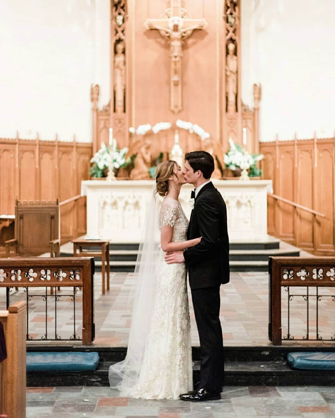 のインスタグラム：「Congratulations to Emily, our #jennypackhambride of the week who looks beautiful in the Cassiopeia gown #jennypackham #brideoftheweek #thewhitecarpet #cassiopeia」