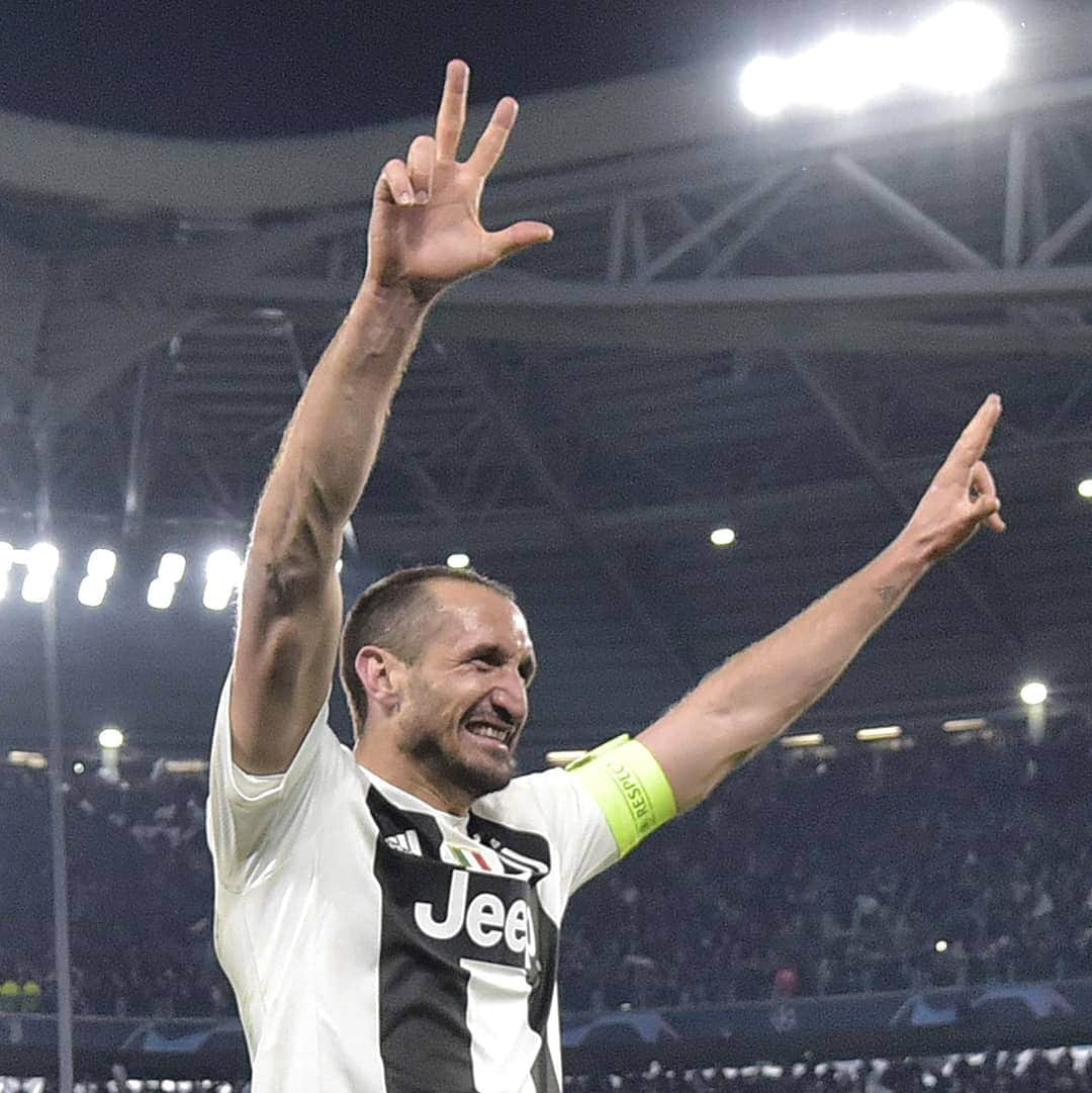 ユヴェントスFCさんのインスタグラム写真 - (ユヴェントスFCInstagram)「What a way to celebrate 500 appearances in ⚪⚫, Captain! #Chiello500  #JuveAtleti #FinoAllaFine #ForzaJuve」3月14日 20時34分 - juventus