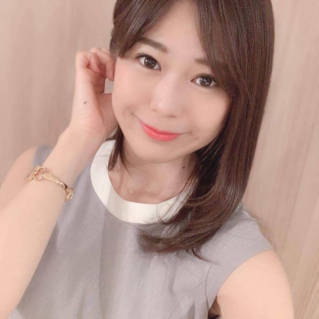 小日向えりのインスタグラム：「#Rene のワンピース届いてさっそく着てみた☺️ さすが、形が綺麗🥺二の腕も少し隠れるから細く見えるし。 定価だとお高いので、中古品で半額以下でゲット👍  映画「キングスマン」見ていて、襟付きのワンピースが欲しくなったんだよね。(足が刀みたいになってる強い女性)  襟付きではないけど、襟風の白いデザインが清楚✨えりえり満足（笑）」