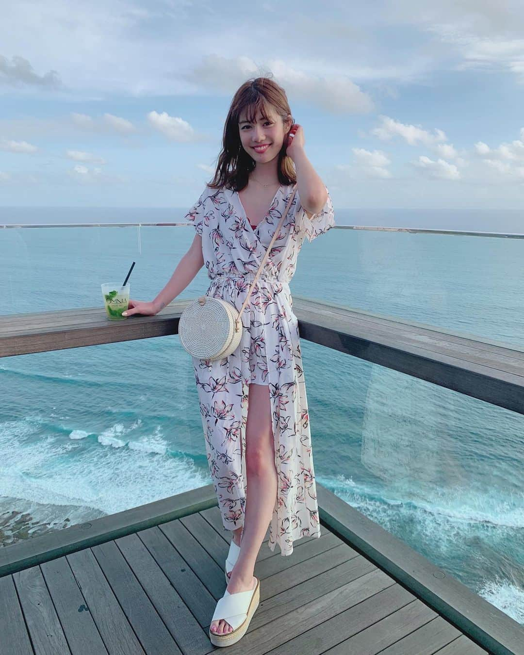 鈴木茉由さんのインスタグラム写真 - (鈴木茉由Instagram)「OMNIA BALI 🍹💓 目の前が海で崖っぷちだった🥺 夕日が綺麗だったなん❤️ . #mayu__travel #OMNIA #omniabali #bali #バリ #サンセット」3月14日 20時45分 - mayu__09