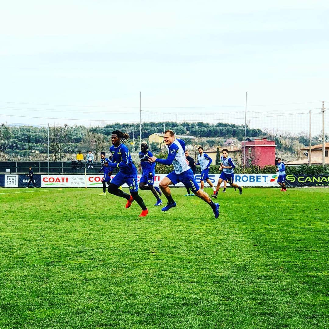 ACキエーヴォ・ヴェローナさんのインスタグラム写真 - (ACキエーヴォ・ヴェローナInstagram)「⚽️💪 - 3️⃣ a #AtalantaChievo! E a Veronello si continua a lavorare 💛💙 ⚽️💪 - 3️⃣ to #AtalantaChievo! And in Veronello we continue to work 💛💙#lagentecomenoinonmollamai #forzachievo #chievo #chievoverona #calcio #seriea #campionato #training #allenamento」3月14日 20時37分 - acchievoverona