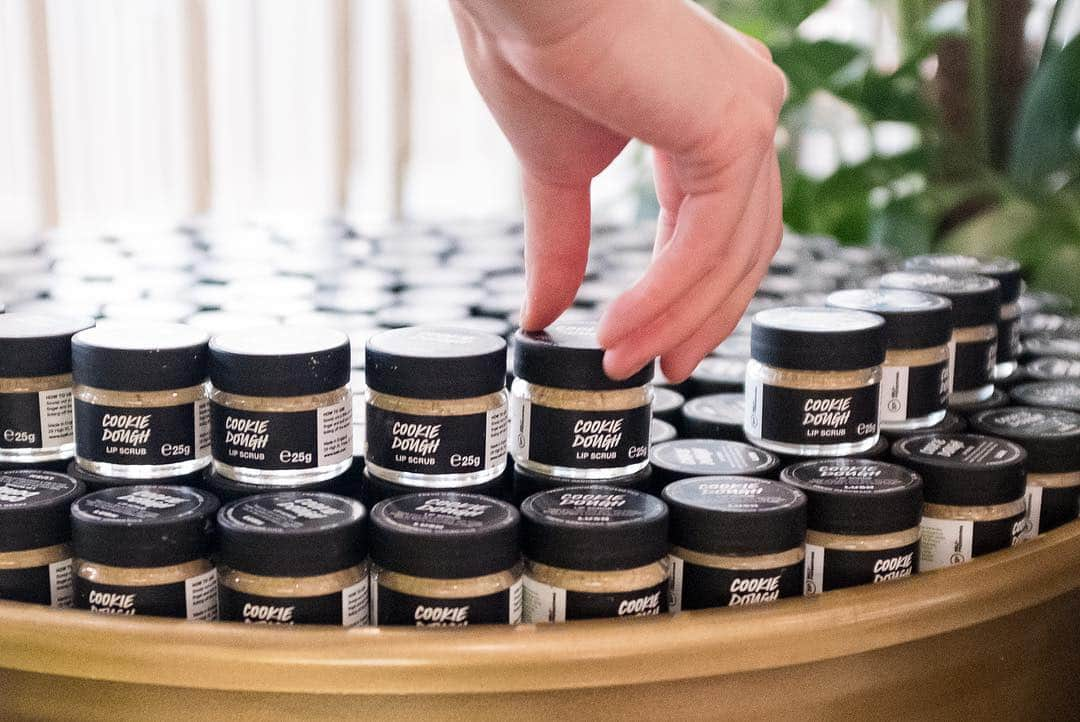 ラッシュさんのインスタグラム写真 - (ラッシュInstagram)「The team at @lushliverpoolspa have been working eagerly to put the finishing touches to their brand new store! Join us from 11am tomorrow morning for the grand opening of the world’s largest Lush! Who can spot some exclusive products?! 📸 @lushliverpoolspa #LushLiverpool #LushCosmetics」3月14日 20時38分 - lush