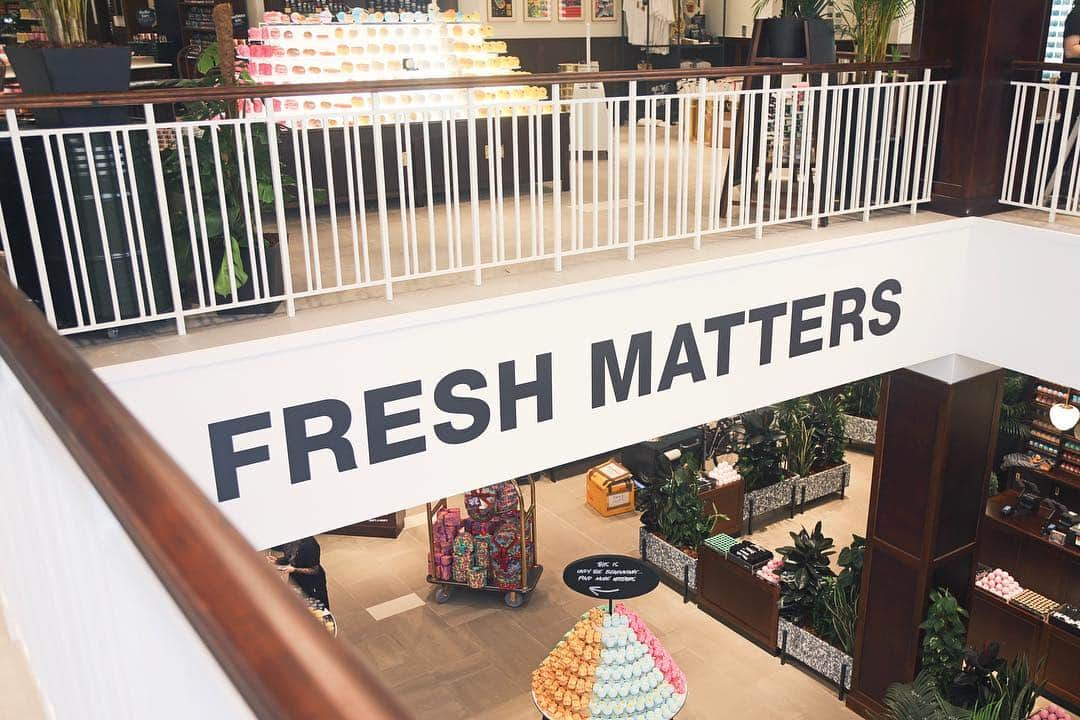 ラッシュのインスタグラム：「The team at @lushliverpoolspa have been working eagerly to put the finishing touches to their brand new store! Join us from 11am tomorrow morning for the grand opening of the world’s largest Lush! Who can spot some exclusive products?! 📸 @lushliverpoolspa #LushLiverpool #LushCosmetics」