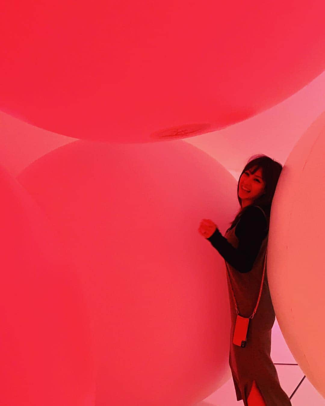 のインスタグラム：「挟まる人🤣🤣🤣 #teamlab #teamlabplanets #teamlabborderless #tokyo #japan #挟まる人 #挟まった人」