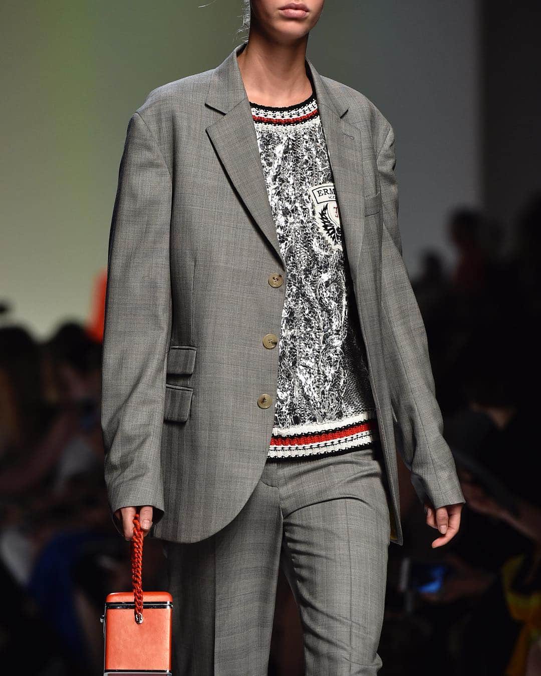のインスタグラム：「Twist on classic! #ScervinoSS19 prince of wales suit with silver sporty sweater. . . #ErmannoScervino #fashionshow #runwaylook #ss19 #sscollection #springsummer #catwalk #runway #couture #handmade #sporty #knitwear」