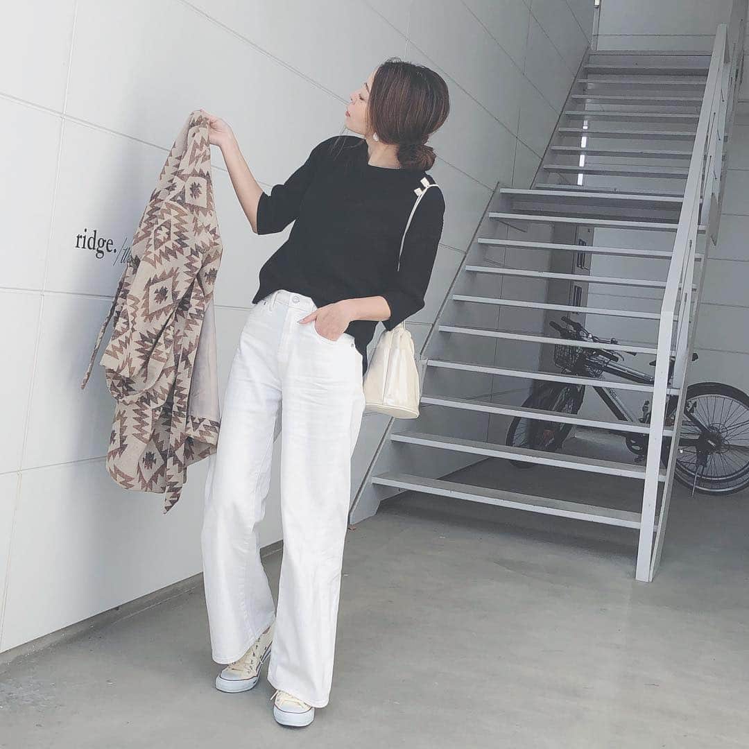 のインスタグラム：「black&white に… やっぱり好きなオルテガ柄🏜 羽織りもので投入🌞  top…#blackbymoussy @blackbymoussy_official  denim…#gap @gap_jp  sneaker…#converse @converse outer…unknown」