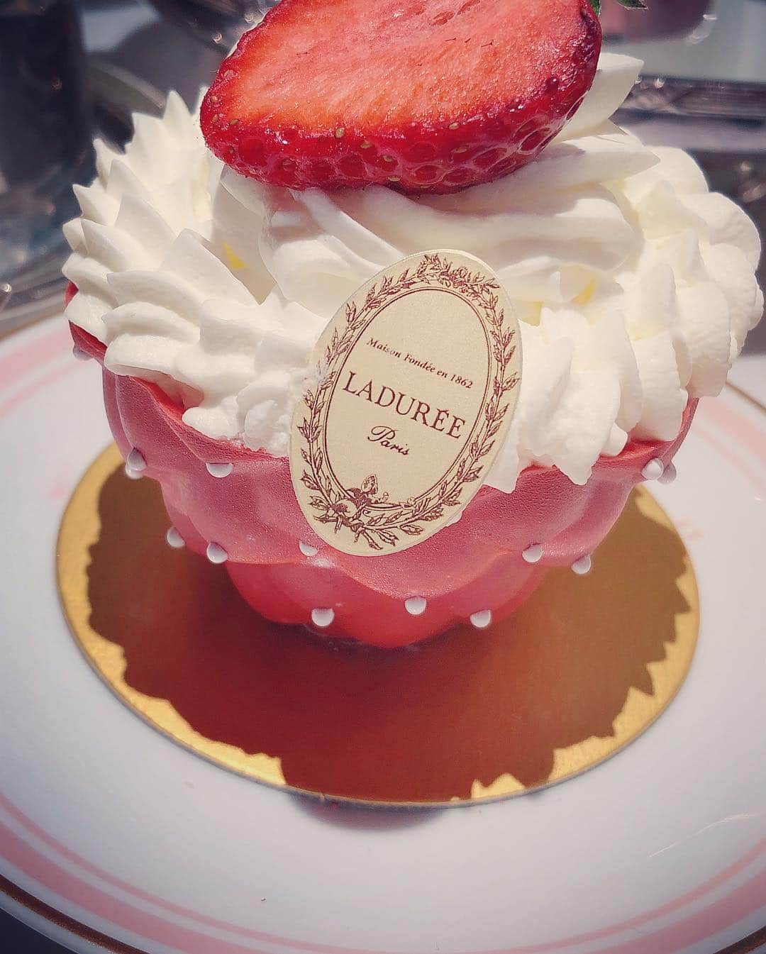 伊藤愛梨さんのインスタグラム写真 - (伊藤愛梨Instagram)「LADUREE青山に行ってきたよ💓 ケーキもマカロンも超〜美味しかった😋🍴💓 . . . . . . . . . ♡♡ #インポート#インポートセレクトショップ#セレクトショップ#팔로우#インスタ女子#ツイードワンピ#ラデュレ#ラデュレ青山店 #laduree#ladureecafe#青山#aoyama#表参道#表参道カフェ#カフェ巡り#東京カフェ#omotesando#omotesandocafe #lilyboutique #pink #女子会  #ストロベリーアフタヌーンティー#韓国スタイル#オルチャン」3月14日 20時46分 - ilovely1007_