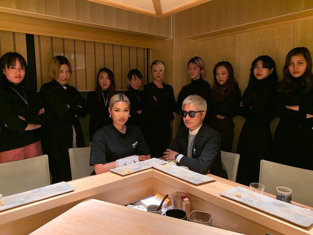 のインスタグラム：「🌹アンブッシュ組 🌹 #WHITEDAY sushi dinner with all AMBUSH®︎ female staff 🌹 . #ホワイトデー #화이트데이 #AMBUSH #wemeanbusiness」