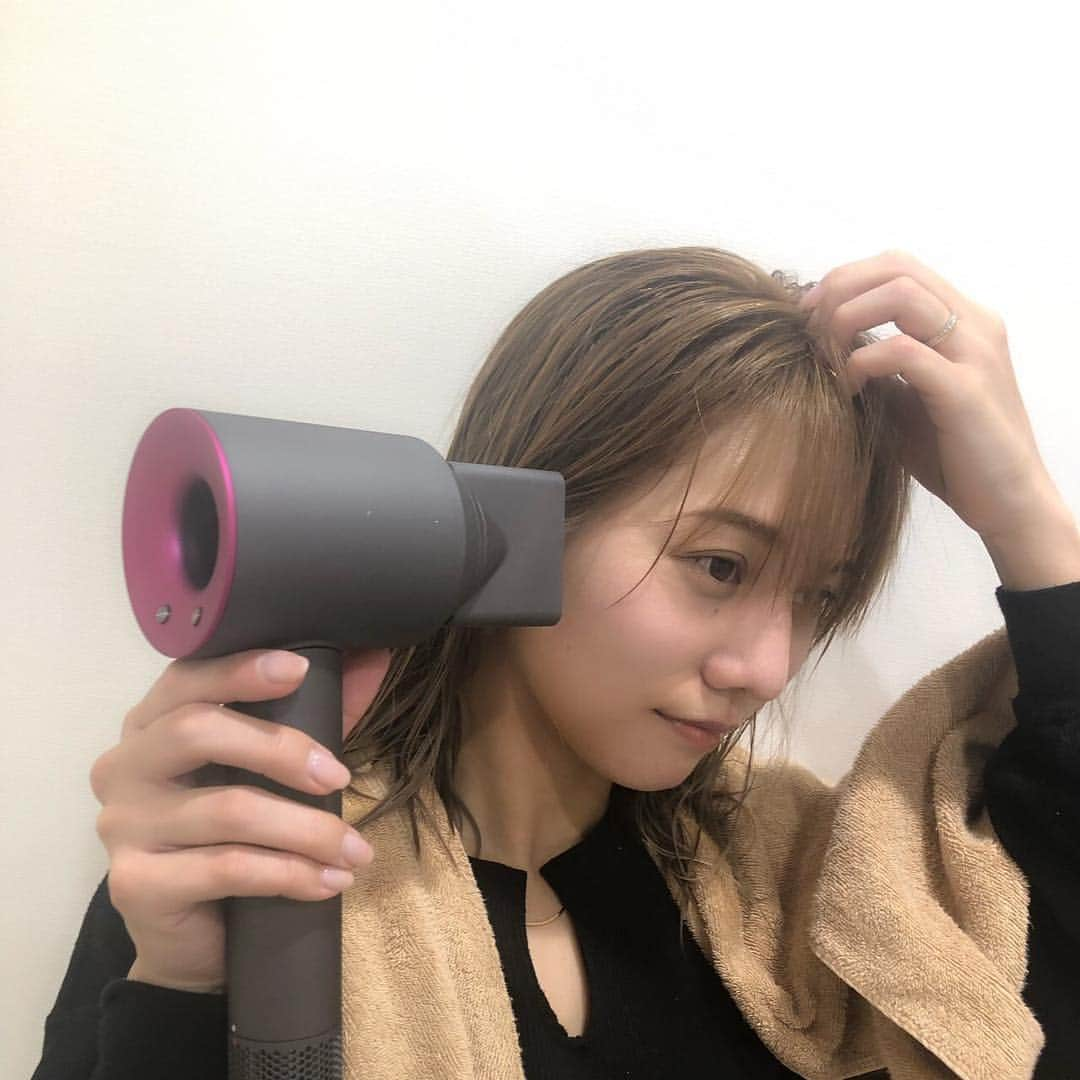 高城亜樹さんのインスタグラム写真 - (高城亜樹Instagram)「* ダイソン様から ホワイトデープレゼントで頂きました🎁 使ってみて、とにかく風量に驚いた😳  過度な熱に頼らないで すぐ乾いて髪本来のツヤを 守ってくれるんです💐  最近坊主にした旦那さんは ダイソンを使って 一瞬で乾いてました😚⚽️笑  髪の長さや色に関わらず とっても使いやすいので ホワイトデーや お誕生日のギフトにおススメ🥰 . #dysonhair #ドライヤー #ホワイトデー #ギフト #dysonsponsored」3月14日 20時49分 - akiii_takajo