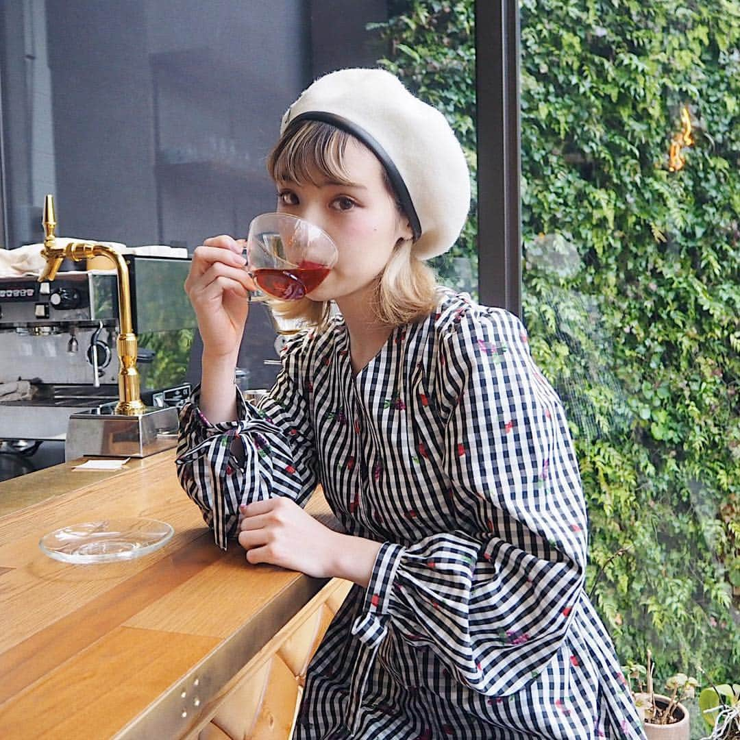 瀬戸あゆみさんのインスタグラム写真 - (瀬戸あゆみInstagram)「Take a break time☕️ ギンガムチェックの中にフルーツが紛れ込んでるこの総柄シリーズ、あした発売🍒🍇🍓 #aymmy」3月14日 20時49分 - setoayumi