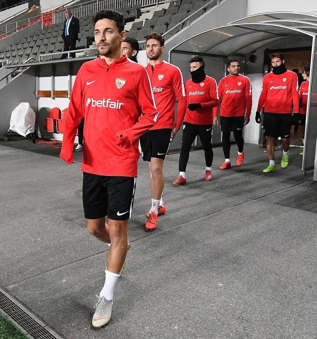 ヘスス・ナバスさんのインスタグラム写真 - (ヘスス・ナバスInstagram)「Preparados para el partido tan importante en Praga ¡Vamos mi SEVILLA! ⚪🔴 @sevillafc #UEL #VamosMiSevilla」3月14日 20時52分 - jnavas16