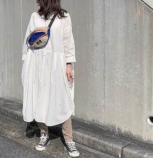 のインスタグラム：「#mineカジュアル コーデ 一気にあたた暖かくなり白ワンピにレギンスを合わせた春コーデ🌸 トレンドのボディバッグで甘すぎないカジュアル感を演出できます✨ ・ アイテムの詳細は @roseriver_ns さんのインスタをチェック👀👈 ・ MINEデビュー募集中！お花見コーデを大募集しています！ #お花見コーデmine のハッシュタグを付けてぜひ投稿してください！ 投稿いただいたコーデはInstagramとMINE記事で紹介させていただきます！ ・ #きょコ #gregory #グレゴリー #ウエストバッグ #ボディバッグ #fillil #フィリル #ワンピース #リブレギンス #レギンス #pr #シンプルコーデ #6_beautyandyouth #rokubeautyandyouthス #converse #コンバース #今日のコーデ #今日の服  #大人コーデ #minieプチプラ部 #fashion #coordinate #instafashion #大人カジュアル #mineby3mootd #mineby3m  #カジュアルコーデ  #春コーデ @gregoryjapan」