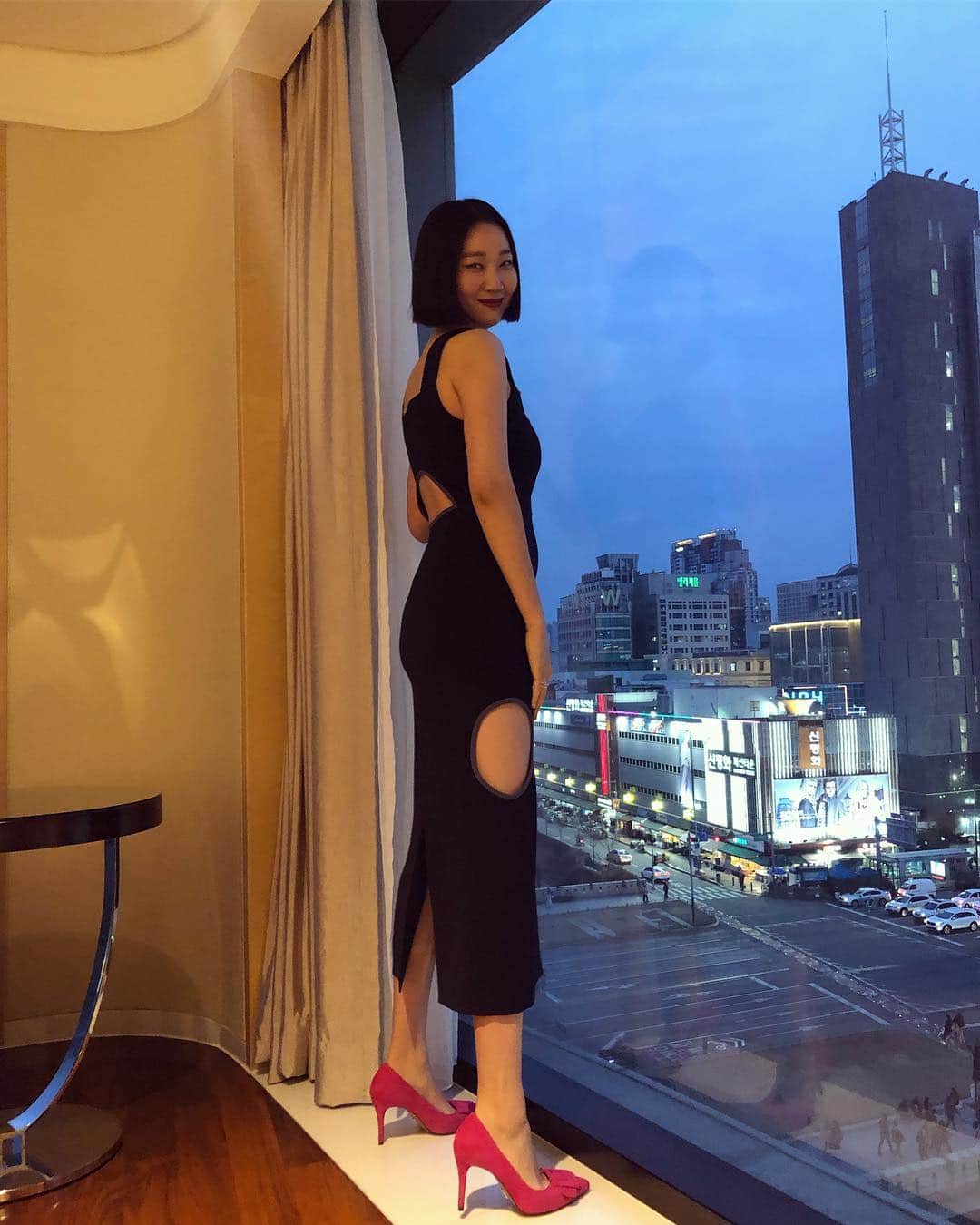 チャン・ユンジュのインスタグラム：「메리어트 인터내셔널의 로열티 프로그램  메리어트 본보이 @marriottbonvoy 멤버들을 위한. 스타일링 클래스와축하파티에 다녀왔어요.. _ 우린 다음주에 열리는 패션위크에서 만나요. 💋👠❤️🙏🏻 3.20_7:00pm @eenk_official  #한남동테라로사  3.21_5:30pm @maxxij_official #DDP 3.23_3:00pm @missgeecollection #DDP  _ #메리어트본보이  #MarriottBonvoy」