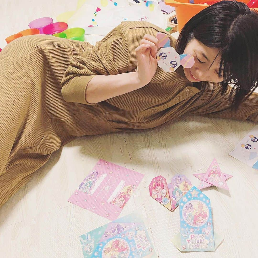 三倉佳奈さんのインスタグラム写真 - (三倉佳奈Instagram)「今日はホワイトデー💕 バレンタインに渡した男の子のお友達にもらったお返しで嬉しそうに遊ぶ娘😀 良かったね🌸  #whiteday #おりがみ #これ〇〇ちゃんとママが作ったんだよーってかんじで持ってね #と写真撮ってくれました☺︎ #娘4歳」3月14日 20時57分 - kana_mikura0223