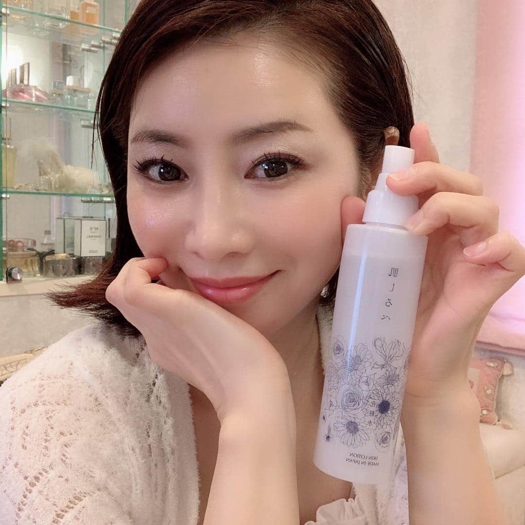 水谷雅子さんのインスタグラム写真 - (水谷雅子Instagram)「ミストでお気に入りの一つ❣️ 「肌しるべ」 私は頭からデコルテまではお顔と思っていつもお手入れしていますよ😉✋✨✨ アメブロに紹介しましたのでよかったら見てくださいね❣️ #肌しるべ#化粧水#全身保湿#ミストで保湿 #潤い肌#若々しい肌#頭皮ケア#日々の積み重ね#美は1日してならず」3月14日 20時58分 - mizutanimasako