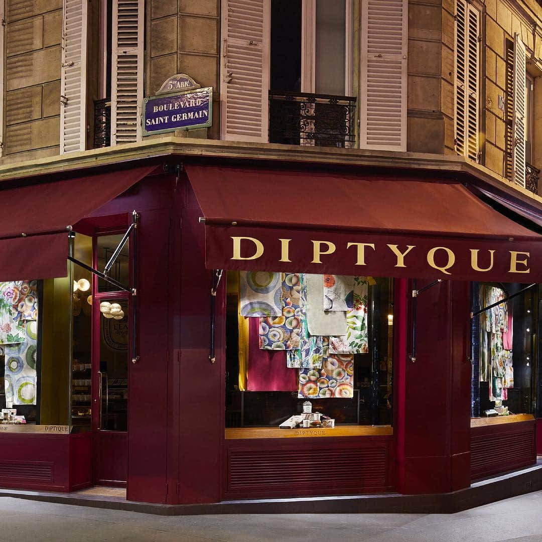 ディプティックさんのインスタグラム写真 - (ディプティックInstagram)「The iconic 34 boulevard Saint-Germain boutique in Paris adorned with @lamaisonpierrefrey fabrics to celebrate our collaboration!  #diptyque #34boulevardsaintgermain #windows #scentpairing #pierrefrey」3月14日 21時03分 - diptyque