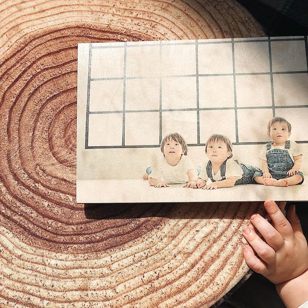 のインスタグラム：「・ 息子達の写真をインテリア として飾りたくて @white.baby.kids_official さんに WOOD PHOTO を作ってもらいました𓅮  WOOD PHOTOは 木製に写真をプリントするので オシャレなインテリアのアイテム として飾れるの☺︎ ・  我が家はダイニングスペースに 飾りました✞  すごいオシャレだから プレゼントにも喜ばれると思う♡  オシャレな子供服も沢山あって そっちも気になっている私🧐✨✨ ・  3月限定でWOOD PHOTOの 全サイズが10%offになるみたい なのでチェックしてみてね𓅮 ・ ・ ・ #whitebabykids#whitewoodのある生活#woodphotoインテリア#woodphotoプレゼント #ダイニング#myhome#love#happy#ニトリ#お値段以上#インテリア#リビング#ママ#北海道ママ#札幌ママ#ベニワレン#living#interior#DIY#子供のいる暮らし#5LDK#一軒家#diy#ママライフ#男の子ママ#写真好きな人と繋がりたい#roomclip#賃貸インテリア#フェイクグリーン#マイホーム」